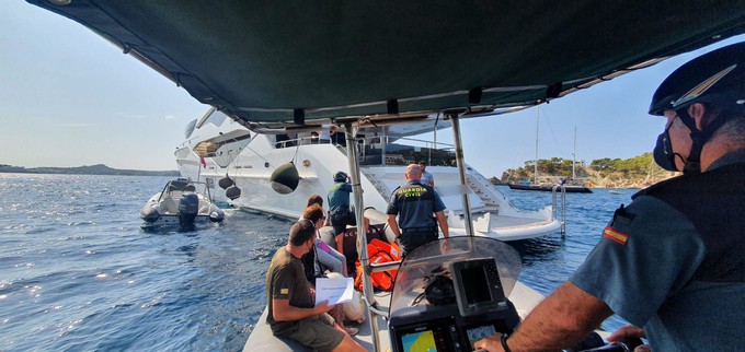 El Govern en colaboracion con la Guardia Civil y otras administraciones despliega una campana de inspeccion contra los charteres nauticos ilegales